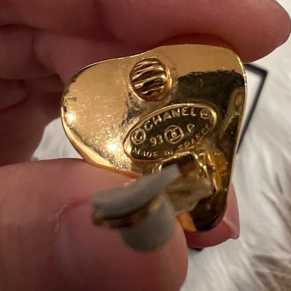 Chanel Vintage 93P Gold CC Heart Clip On Earrings - Picture 6 of 6